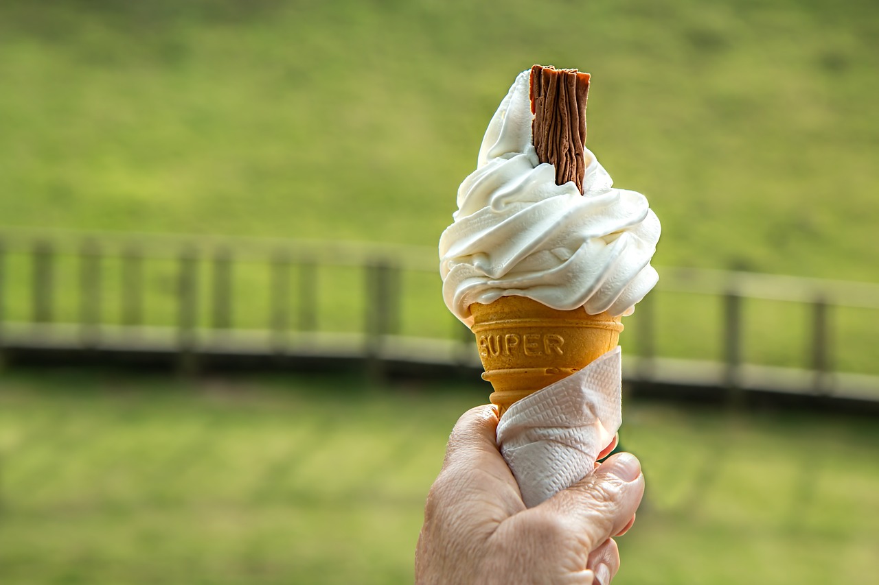 夏日独特体验，旁观他人品尝巨型雪糕的享受